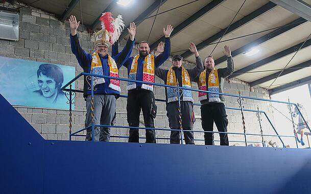 &Uuml;bten schon, vom Podest zu winken: (v.l.) Narrhalla-Vize Werner Trollmann, Elferrat Max Rubelius, Schausteller Max Kaiser und Kevin Karow.