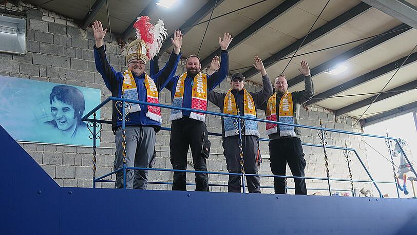 &Uuml;bten schon, vom Podest zu winken: (v.l.) Narrhalla-Vize Werner Trollmann, Elferrat Max Rubelius, Schausteller Max Kaiser und Kevin Karow.