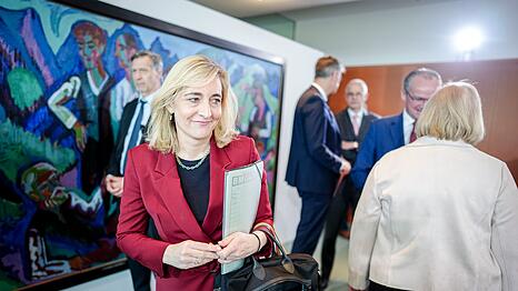 Gesundheitsministerin Nina Warken plant Milliarden-Einsparungen bei Gesundheitskosten.