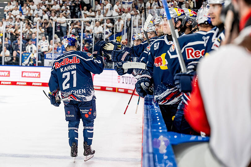 Rückkehrer Dominik Kahun lässt sich nach einem seiner drei Treffer von den Teamkollegen an der EHC-Bande feiern und führt Red Bull München zum 4:3-Auftaktsieg gegen Mannheim. Rückkehrer Dominik Kahun lässt sich nach einem seiner drei Treffer von den Teamkollegen an der EHC-Bande feiern und führt Red Bull München zum 4:3-Auftaktsieg gegen Mannheim.