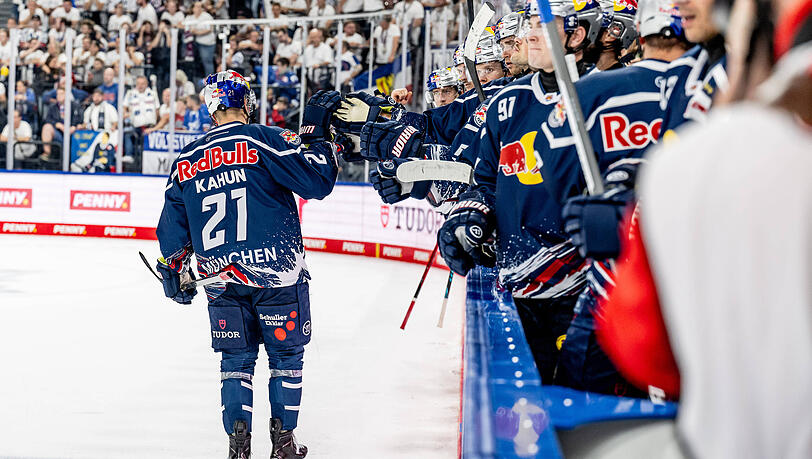 Rückkehrer Dominik Kahun lässt sich nach einem seiner drei Treffer von den Teamkollegen an der EHC-Bande feiern und führt Red Bull München zum 4:3-Auftaktsieg gegen Mannheim. Rückkehrer Dominik Kahun lässt sich nach einem seiner drei Treffer von den Teamkollegen an der EHC-Bande feiern und führt Red Bull München zum 4:3-Auftaktsieg gegen Mannheim.