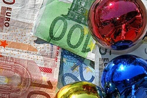 Das erste Geschenk: Im November zahlen viele Betriebe das Weihnachtsgeld aus