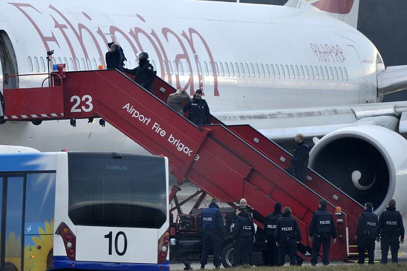 Das Sondereinsatzkommando der Polizei evakuiert die Boeing 767: Die Maschine der Ethiopian Airlines war entführt worden und landete außerplanmäßig in Genf.