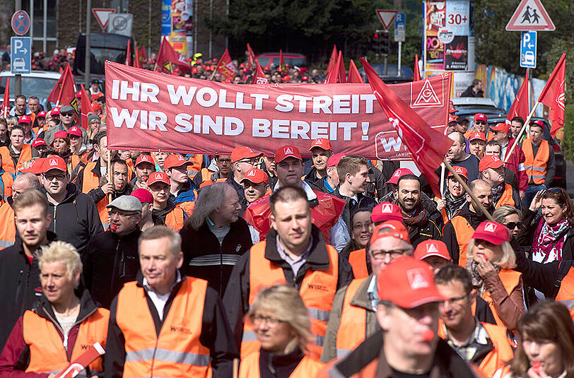 Beschäftigte der Metallindustrie während einer Kundgebung der IG Metall in Dortmund. Foto: Bernd Thissen