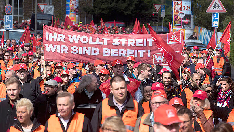 Beschäftigte der Metallindustrie während einer Kundgebung der IG Metall in Dortmund. Foto: Bernd Thissen Beschäftigte der Metallindustrie während einer Kundgebung der IG Metall in Dortmund. Foto: Bernd Thissen