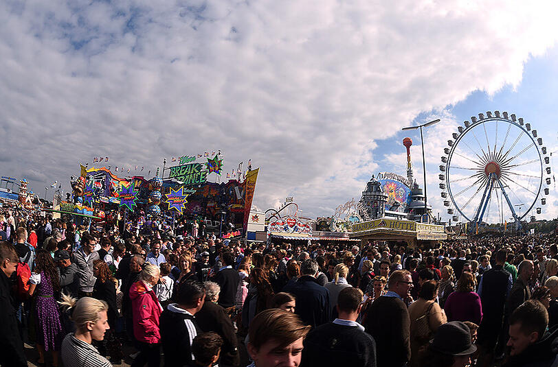 Keine Mülleimer, dafür Pissoirs auf rund einem Kilometer Länge: Die Wiesn birgt einige Sonderbarkeiten.