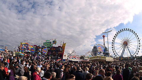 Keine Mülleimer, dafür Pissoirs auf rund einem Kilometer Länge: Die Wiesn birgt einige Sonderbarkeiten.