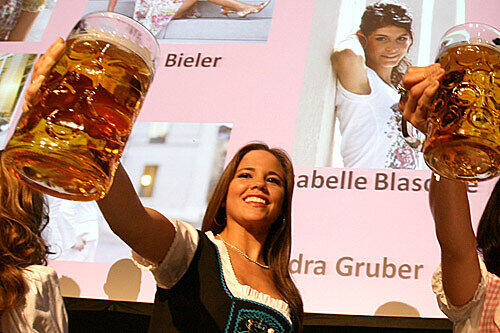 Dafür mussten sie einiges tun. Als erstes stand Maßkrugstemmen im neuen Dirndl auf dem Programm.