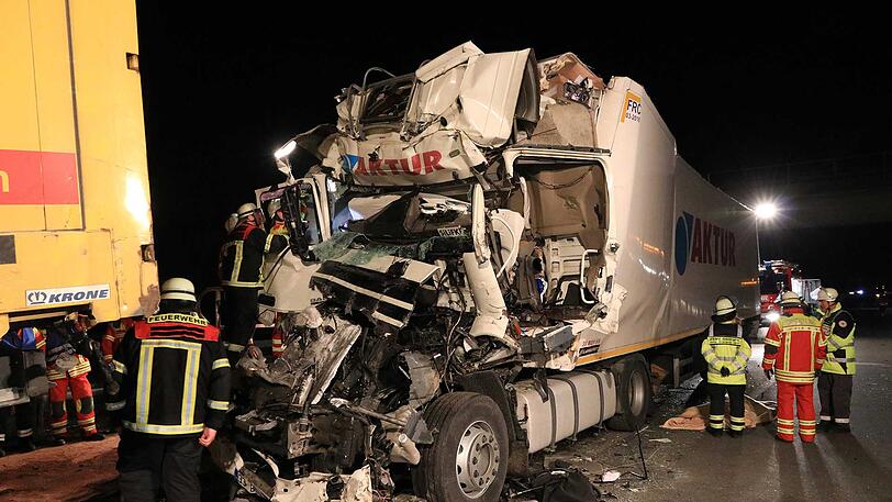 Tödlicher Unfall auf der A3: Ein Lkw-Fahrer übersah das Stauende...