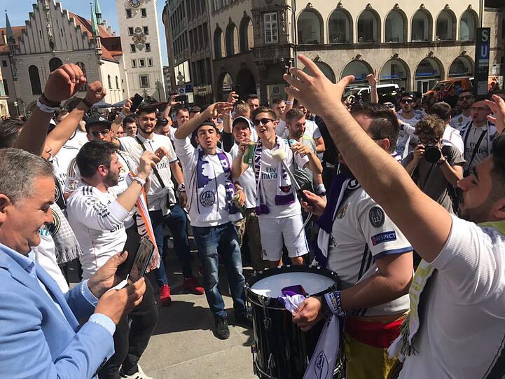Anhänger des FC Bayern und Fans von Real Madrid gemeinsam in der Münchner Innenstadt. Klicken Sie sich durch die Bilder.