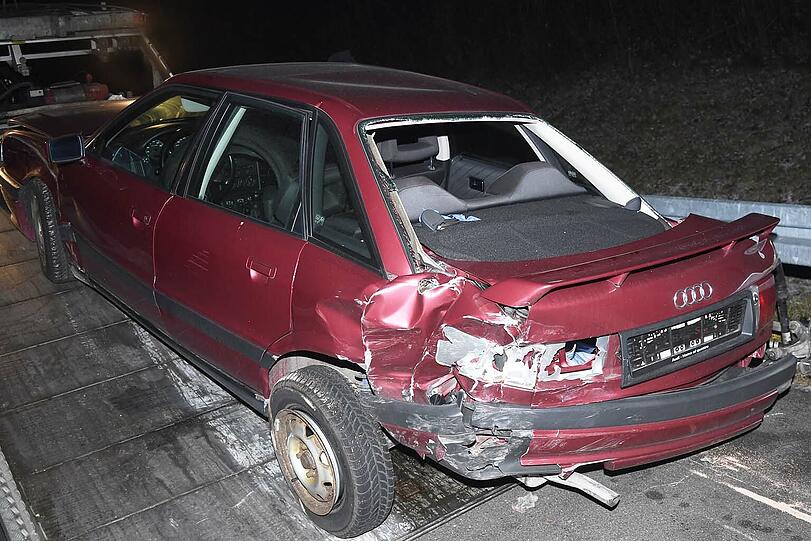 Ein nicht ortskundiger Taxifahrer ist am Montagabend versehentlich falsch auf die Richtungsfahrbahn der A95 - zwischen den Anschlussstellen Wolfratshausen und Seeshaupt kam es zum Unfall.