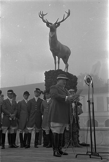 Christian Weber eröffnet das Jagdmuseum im Oktober 1938 im Nymphenburger Schloss.