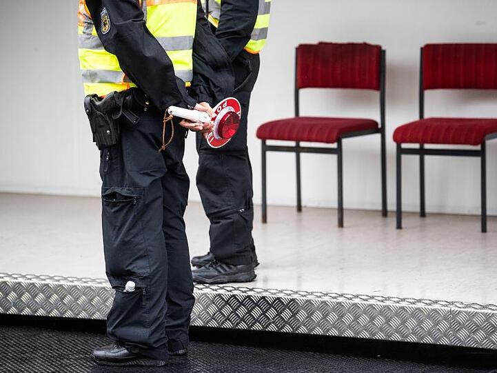 Polizisten bei der Grenzkontrolle. Foto: Lino Mirgeler/Archiv