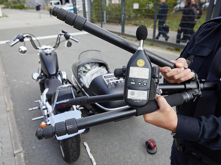 Mit Schallpegelmessgeräten geht die Hamburger Polizei gegen brüllend laute Autos und Motorräder vor.