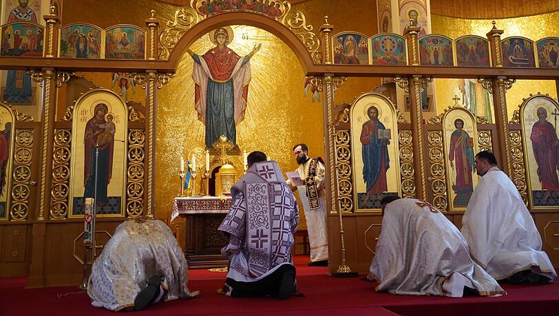 Bischof und Pfarrer beten in der Sonntagsmesse der ukrainischen katholische Kirche an der Schönstraße für die Ukraine und das Ende des Krieges. Bischof und Pfarrer beten in der Sonntagsmesse der ukrainischen katholische Kirche an der Schönstraße für die Ukraine und das Ende des Krieges.
