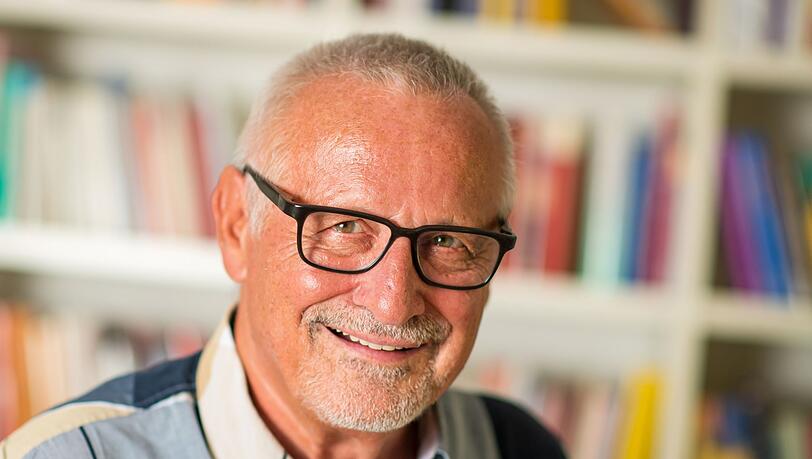 Der Sänger Konstantin Wecker in seiner Wohnung.