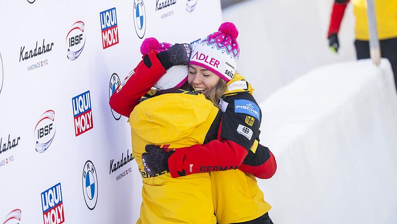 Laura Nolte und Anschieberin Neele Schuten jubeln in St. Moritz.