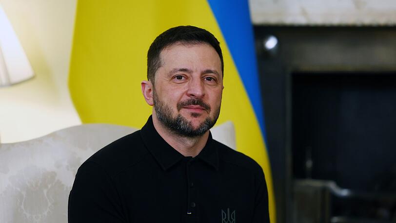 Der ukrainische Präsident Wolodymyr Selenskyj hat Moskaus Kritik auf sich gezogen, weil er sich vor einem Bild mit einem brennenden Kreml fotografieren ließ. (Archivbild)