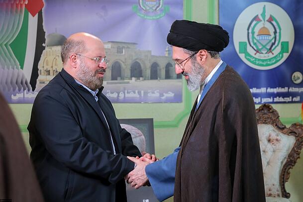 Vertraut mit dem Terror: Der Sohn des getöteten iranischen Obersten Führers, Modschtaba Chamenei (r.), trifft 2024 den Hamas-Vertreter in Teheran, Chalid Ghodomi (l), im Hamas-Büro in Teheran, um des getöteten Hamas-Führers Sinwar zu gedenken. Vertraut mit dem Terror: Der Sohn des getöteten iranischen Obersten Führers, Modschtaba Chamenei (r.), trifft 2024 den Hamas-Vertreter in Teheran, Chalid Ghodomi (l), im Hamas-Büro in Teheran, um des getöteten Hamas-Führers Sinwar zu gedenken.