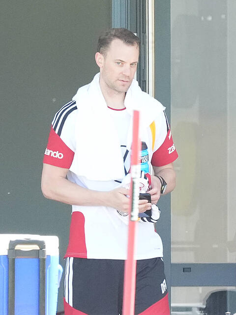 Bislang nur Zuschauer beim Training des DFB-Teams: Torh&uuml;ter Manuel Neuer.