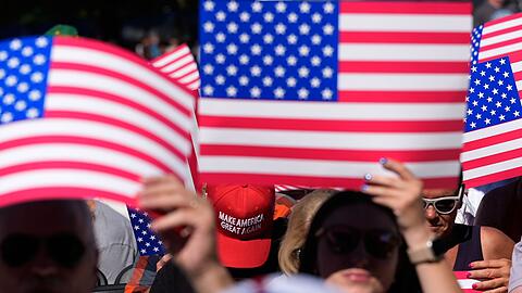Im Publikum waren US-Flaggen und Kappen der MAGA-Bewegung (Make America Great Again) zu sehen.
