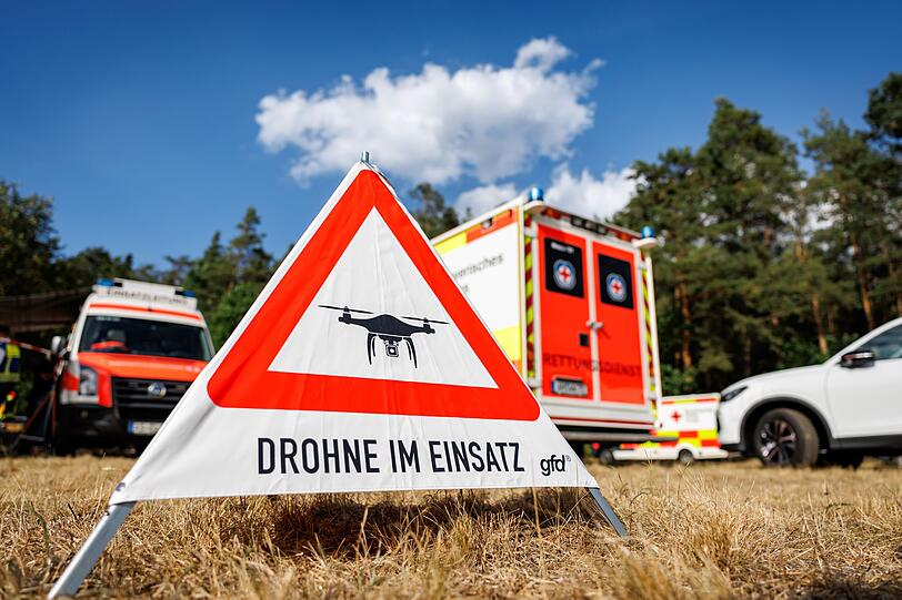 Mit Drohnen machten sich die Einsatzkräfte ein Bild von der Lage. Mit Drohnen machten sich die Einsatzkräfte ein Bild von der Lage.