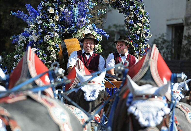 Tradition und jedes Jahr ein buntes Treiben: Der Einzug der Wirte auf die Theresienwiese. Die schönsten Bilder