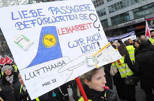 "Liebe Passagiere, befürworten Sie Leiharbeit? Wir auch nicht": Der Lufthansa-Streik trifft auch den Münchner Flughafen...