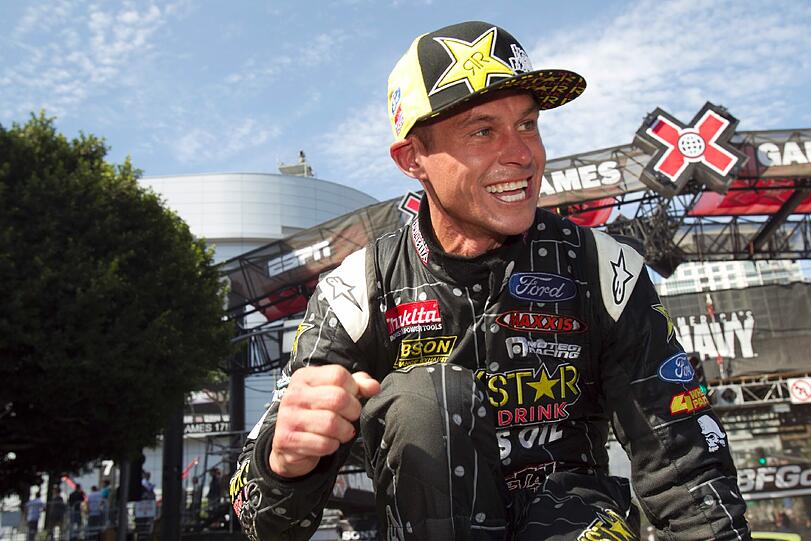 DER STAR: Brian Deegan ist der Schmerzensmann der Szene. Der 38-Jährige aus Nebraska stürzte 2004 bei den Winter-X-Games bei einem &bdquo;360&ldquo; auf dem Snowboard dreizehn Meter in die Tiefe und brach sich beide Arme und einen Oberschenkel. Ein Jahr später holte er am selben Ort Gold. 2005 stürzte er bei Film-Aufnahmen, zog sich schwere innere Verletzungen und verlor eine Niere.