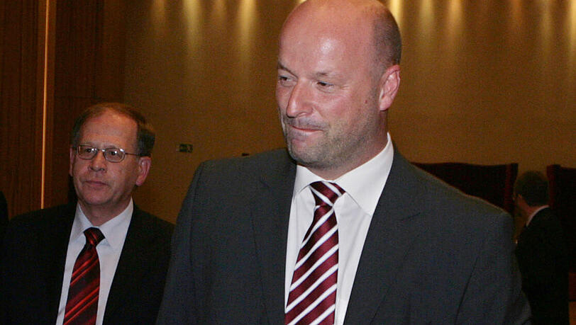 Der Sparkassen-Chef
Geradezu ein Klacks ist Reiters Einkommen allerdings im Vergleich mit dem des neuen Chefs der Stadtsparkasse Müchen, Ralf Fleischer. Der kommt heuer auf mindestens 480 000 Euro Jahresgehalt. 2013, als er (unterm früheren Sparkassen-Boss Harald Strötgen) ab September noch Vize-Vorstandschef war, hat er für die letzten vier Monate 142 000 Euro verdient. Der Sparkassen-Chef
Geradezu ein Klacks ist Reiters Einkommen allerdings im Vergleich mit dem des neuen Chefs der Stadtsparkasse Müchen, Ralf Fleischer. Der kommt heuer auf mindestens 480 000 Euro Jahresgehalt. 2013, als er (unterm früheren Sparkassen-Boss Harald Strötgen) ab September noch Vize-Vorstandschef war, hat er für die letzten vier Monate 142 000 Euro verdient.