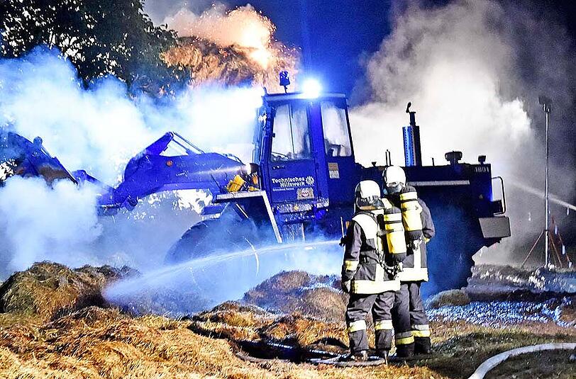Der Brand einer Heuscheune stellte die Feuerwehren vor einige Probleme.