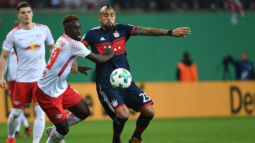 ARTURO VIDAL - NOTE 6: Der "Aggressive Leader" aus Chile in seinem 100. Pflichtspiel für Bayern mit vielen Fehlpässen. Und mit einem &ndash; pardon &ndash; depperten Foul an Forsberg (34.). Glück, dass nicht Elfer gegeben wurde. Von der Rolle. Nach 57 Minuten raus.