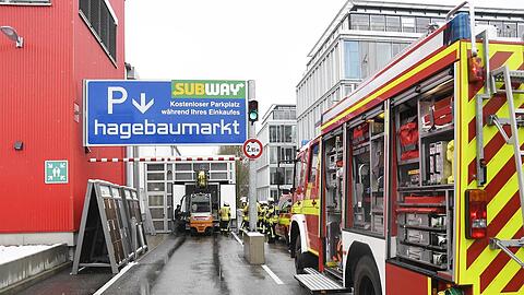 Ein Lastwagenfahrer hatte die Schilder offenbar nicht genau genug gelesen und blieb am Dienstag in der Zufahrt zur Tiefgarage eines Baumarktes stecken.