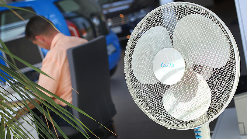 Trotz Ventilator: In vielen Büros ist es derzeit erdrückend heiß.