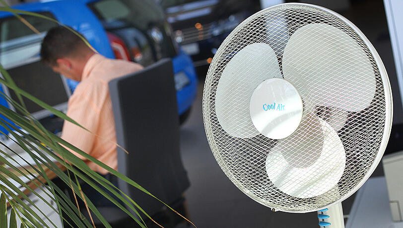 Trotz Ventilator: In vielen Büros ist es derzeit erdrückend heiß. Trotz Ventilator: In vielen Büros ist es derzeit erdrückend heiß.