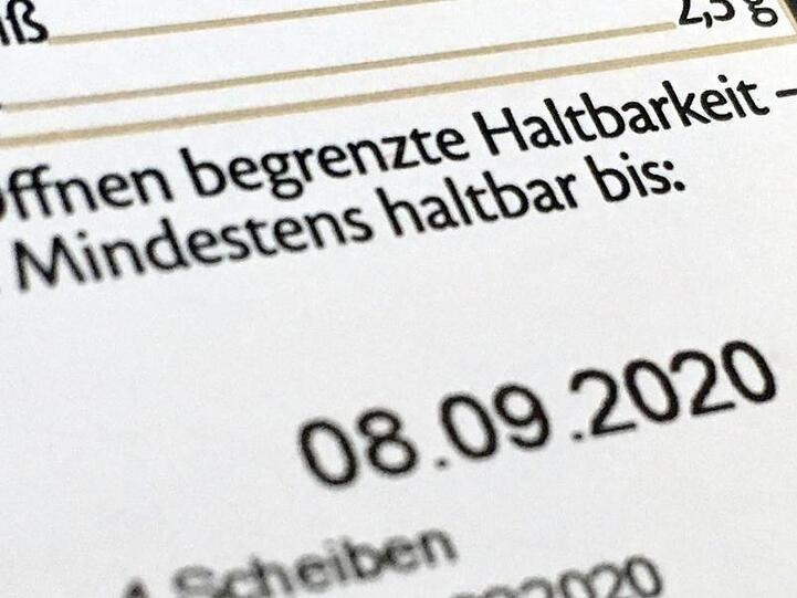 Viele Verbraucher werfen "abgelaufene" Produkte weg, obwohl sie noch länger genießbar sind.
