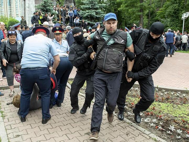Protesten während der Präsidentschaftswahlen: Die kasachische Polizei nimmt Demonstranten in Gewahrsam.