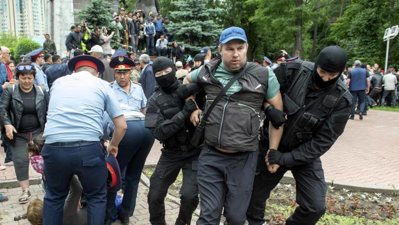 Protesten während der Präsidentschaftswahlen: Die kasachische Polizei nimmt Demonstranten in Gewahrsam. Protesten während der Präsidentschaftswahlen: Die kasachische Polizei nimmt Demonstranten in Gewahrsam.