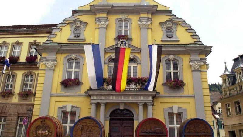 Das fahnengeschmückte Rathaus in Kulmbach. Foto: picture alliance/Marcus Führer/dpa/Archivbild