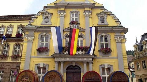 Das fahnengeschmückte Rathaus in Kulmbach. Foto: picture alliance/Marcus Führer/dpa/Archivbild