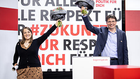 Ronja Endres, neu gewählte Landesvorsitzende der Bayern-SPD (links), und Florian von Brunn, neu gewählter Landesvorsitzender der Bayern-SPD, jubeln nach der Wahl.