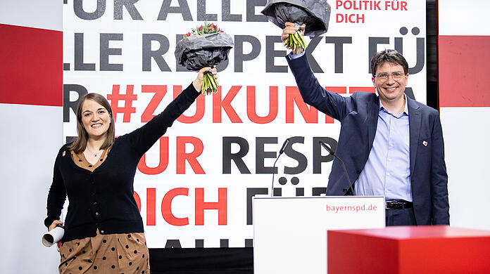 Ronja Endres, neu gewählte Landesvorsitzende der Bayern-SPD (links), und Florian von Brunn, neu gewählter Landesvorsitzender der Bayern-SPD, jubeln nach der Wahl.