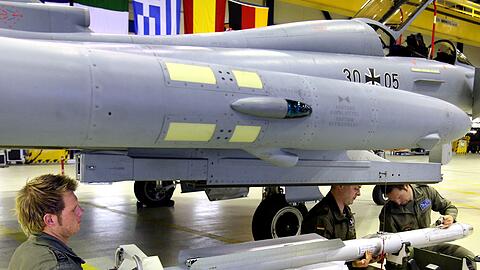 Auf dem Fliegerhorst Rostock-Laage wird an einem Eurofighter des Jagdgeschwaders 73 "S" die erste Luft-Luft-Rakete vom damals neu entwickelten Typ IRIS-T montiert.