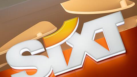 Das Logo des Autovermieters Sixt an einer Verleihstation am Flughafen München.