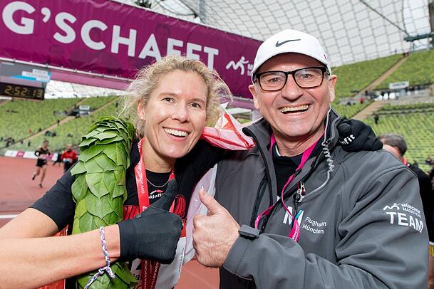 Der bisherige Veranstalter des München-Marathon Gernot Weigl mit der Siegerin von 2017 Bianca Meyer. Der bisherige Veranstalter des München-Marathon Gernot Weigl mit der Siegerin von 2017 Bianca Meyer.
