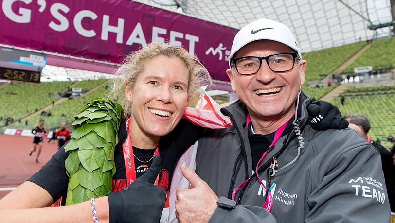 Der bisherige Veranstalter des München-Marathon Gernot Weigl mit der Siegerin von 2017 Bianca Meyer. Der bisherige Veranstalter des München-Marathon Gernot Weigl mit der Siegerin von 2017 Bianca Meyer.