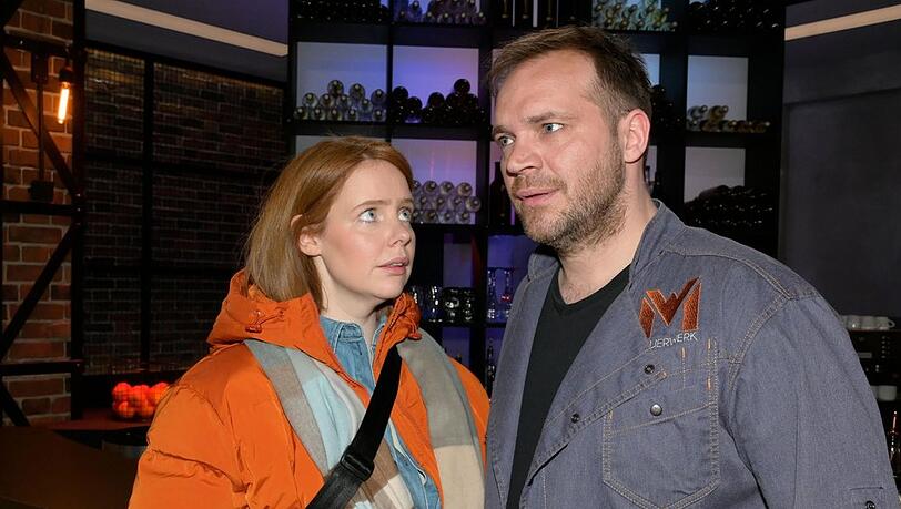 "GZSZ": Toni (l.) sieht sich in ihrem Plan mit Erik bestätigt.