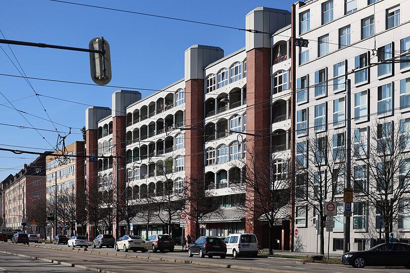 Wohn- und Ladenstra&szlig;e am Ende der Einsteinstra&szlig;e: Kurz danach geht&rsquo;s auf die Riemer Autobahn A94.