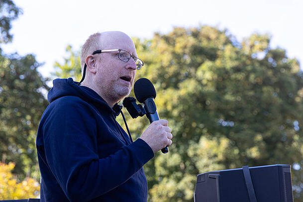 Friedrich Mülln, Gründer der Soko Tierschutz, auf einer Demonstration in Kissing bei Augsburg. Friedrich Mülln, Gründer der Soko Tierschutz, auf einer Demonstration in Kissing bei Augsburg.