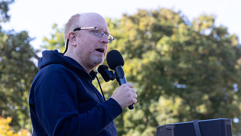 Friedrich Mülln, Gründer der Soko Tierschutz, auf einer Demonstration in Kissing bei Augsburg. Friedrich Mülln, Gründer der Soko Tierschutz, auf einer Demonstration in Kissing bei Augsburg.